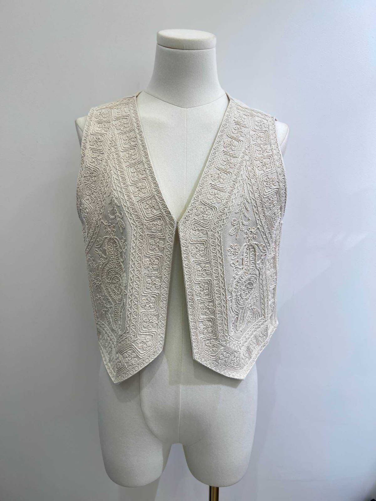 SS06 - Chaleco Bordado en Relieve